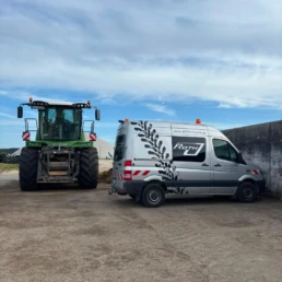 Traktor und Servicefahrzeug