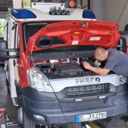Reparatur am Feuerwehrfahrzeug