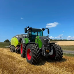 Traktor auf Feld