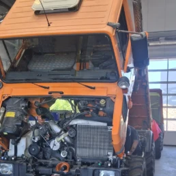 Reparatur am Unimog